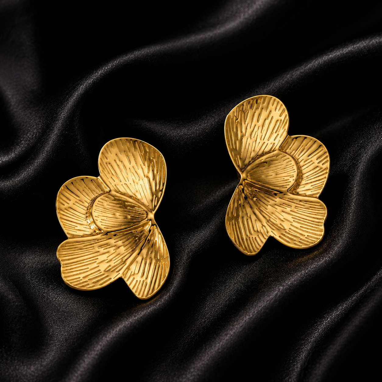 Boucles Orchidea sur satin noir