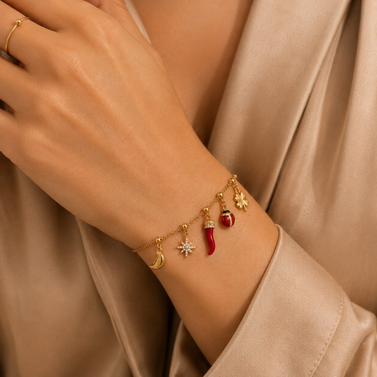 Bracelet Charms Lucky porté