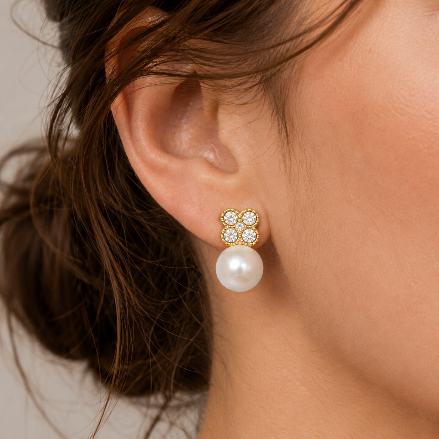 Boucles Solaya portées à l'oreille