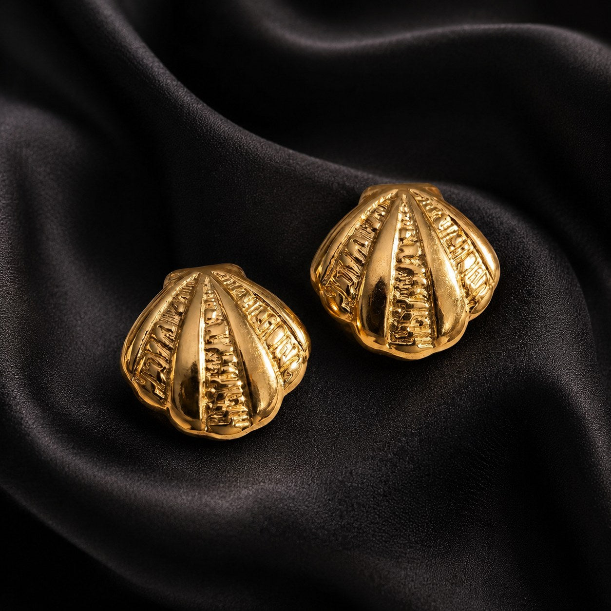 Boucles Conchiglia coquillage doré sur soie noire