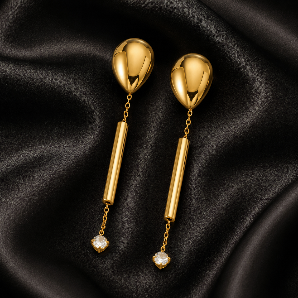 Boucles Goccia — vue à plat sur soie noire
